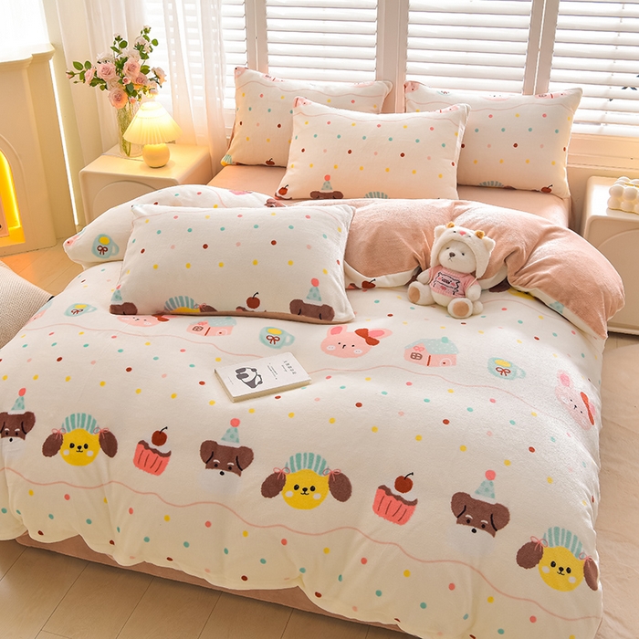 91家纺网 家纺一手货源 找家纺 鑫喜莱家纺 2025新款加厚牛奶绒卡通印花四件套 波点动物园米