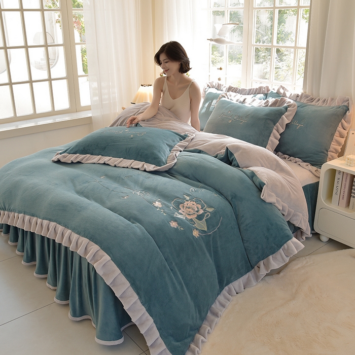 91家纺网 家纺一手货源 找家纺 鑫喜莱家纺 2025新款刺绣双层花边牛奶绒四件套（注意控价 标准尺寸156元，实际售价不得低于控价的价格) 花韵-宾利蓝