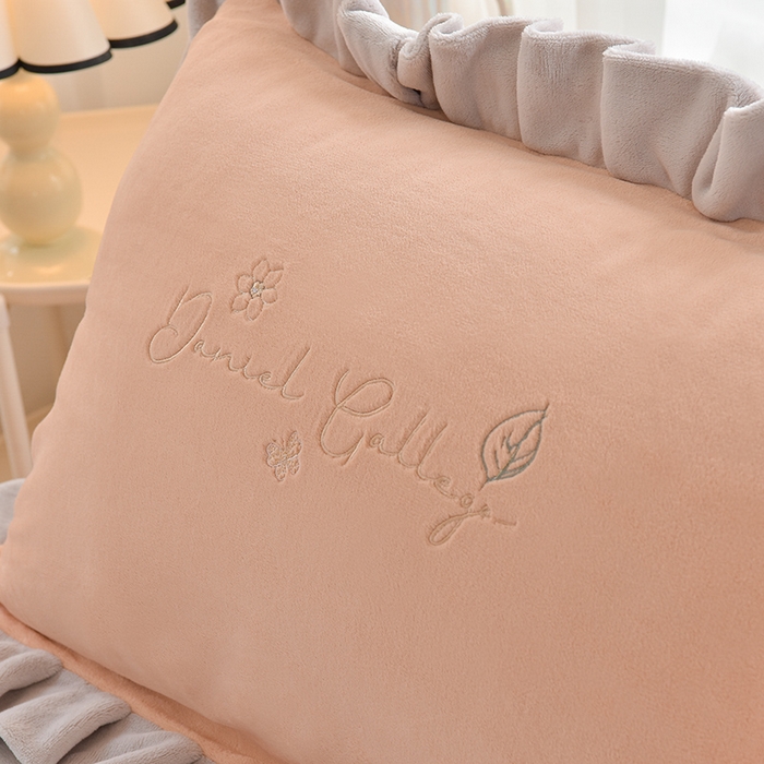 91家纺网 家纺一手货源 找家纺 鑫喜莱家纺 2025新款刺绣双层花边牛奶绒四件套（注意控价 标准尺寸156元，实际售价不得低于控价的价格) 花韵-暖玉