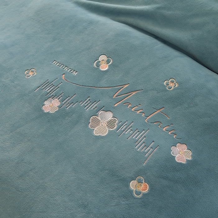 91家纺网 家纺一手货源 找家纺 鑫喜莱家纺 2025新款刺绣双层花边牛奶绒四件套（注意控价 标准尺寸156元，实际售价不得低于控价的价格) 清雅-宾利蓝