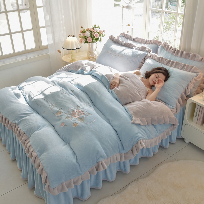 91家纺网 家纺一手货源 找家纺 （总）鑫喜莱家纺 2025新款刺绣双层花边牛奶绒四件套（注意控价 标准尺寸156元，实际售价不得低于控价的价格)