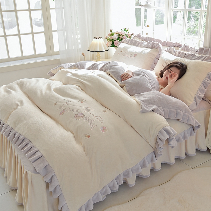 91家纺网 家纺一手货源 找家纺 （总）鑫喜莱家纺 2025新款刺绣双层花边牛奶绒四件套（注意控价 标准尺寸156元，实际售价不得低于控价的价格)