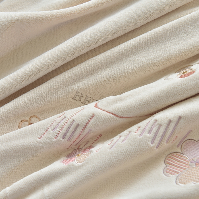 91家纺网 家纺一手货源 找家纺 鑫喜莱家纺 2025新款刺绣双层花边牛奶绒四件套（注意控价 标准尺寸156元，实际售价不得低于控价的价格) 清雅-奶白