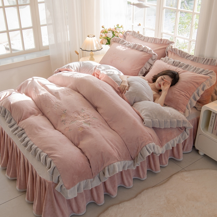 91家纺网 家纺一手货源 找家纺 （总）鑫喜莱家纺 2025新款刺绣双层花边牛奶绒四件套（注意控价 标准尺寸156元，实际售价不得低于控价的价格)