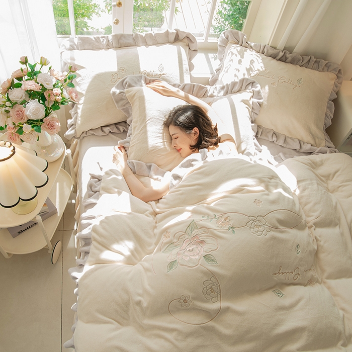 91家纺网 家纺一手货源 找家纺 （总）鑫喜莱家纺 2025新款刺绣双层花边牛奶绒四件套（注意控价 标准尺寸156元，实际售价不得低于控价的价格)