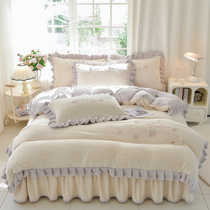 91家纺网 家纺一手货源 找家纺 鑫喜莱家纺 2025新款刺绣双层花边牛奶绒四件套（注意控价 标准尺寸156元，实际售价不得低于控价的价格) 清雅-奶白