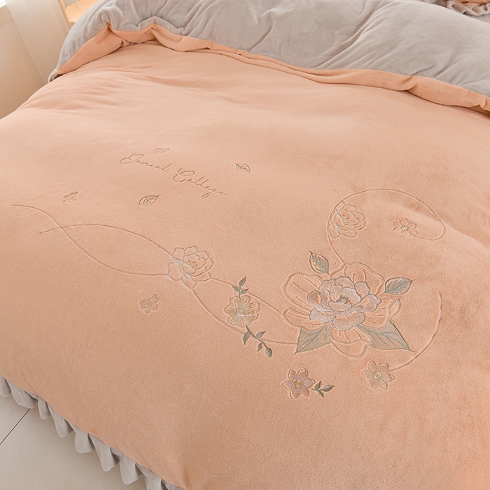 91家纺网 家纺一手货源 找家纺 鑫喜莱家纺 2025新款刺绣双层花边牛奶绒四件套（注意控价 标准尺寸156元，实际售价不得低于控价的价格) 花韵-暖玉