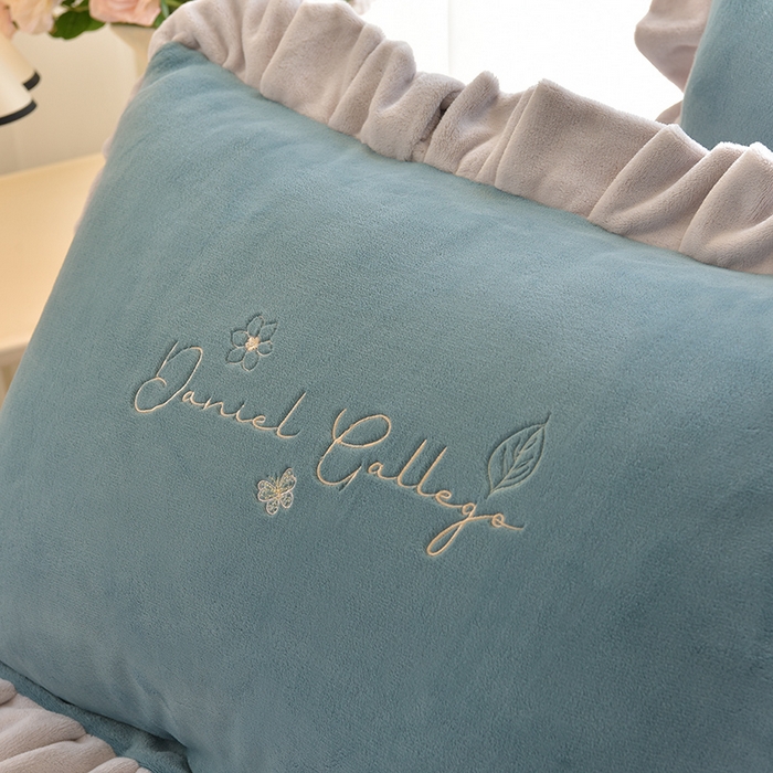 91家纺网 家纺一手货源 找家纺 鑫喜莱家纺 2025新款刺绣双层花边牛奶绒四件套（注意控价 标准尺寸156元，实际售价不得低于控价的价格) 花韵-宾利蓝