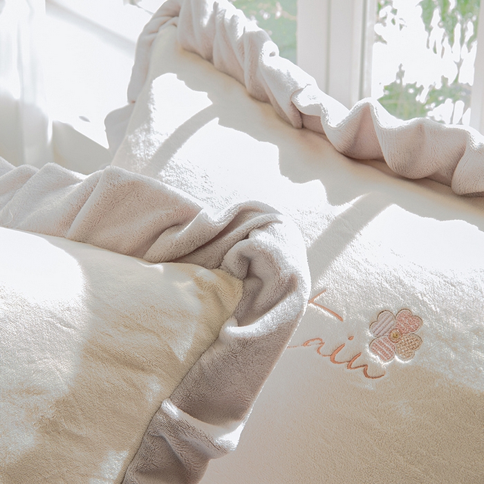 91家纺网 家纺一手货源 找家纺 鑫喜莱家纺 2025新款刺绣双层花边牛奶绒四件套（注意控价 标准尺寸156元，实际售价不得低于控价的价格) 清雅-奶白