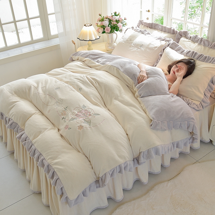 91家纺网 家纺一手货源 找家纺 （总）鑫喜莱家纺 2025新款A版兔绒B版牛奶绒床盖绣花系列单件床褥垫软床垫床盖（三件套重量8.5斤）