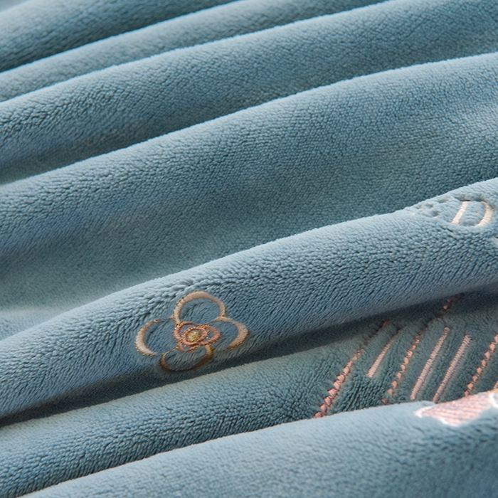 91家纺网 家纺一手货源 找家纺 鑫喜莱家纺 2025新款刺绣双层花边牛奶绒四件套（注意控价 标准尺寸156元，实际售价不得低于控价的价格) 清雅-宾利蓝