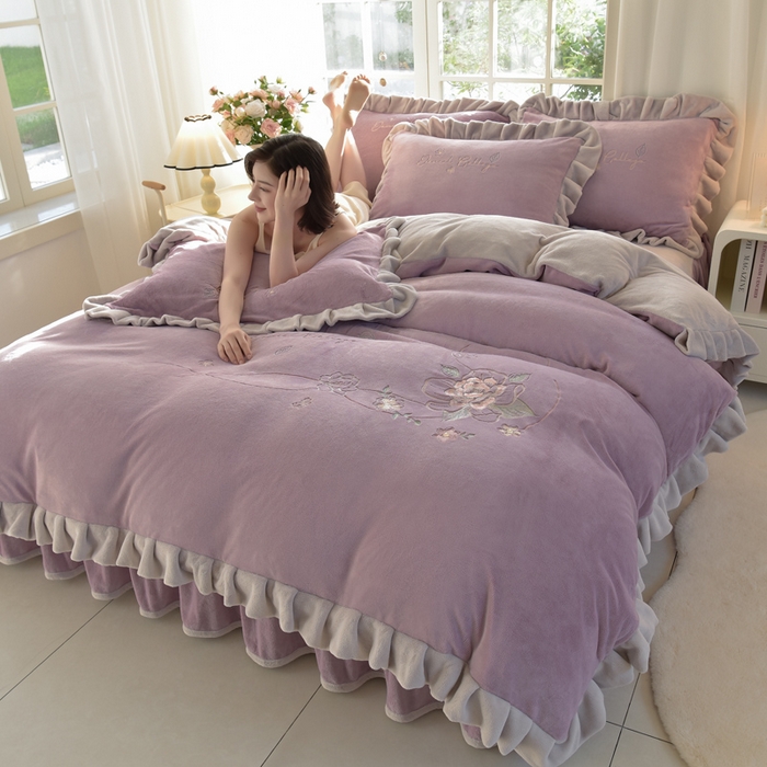 91家纺网 家纺一手货源 找家纺 鑫喜莱家纺 2025新款刺绣双层花边牛奶绒四件套（注意控价 标准尺寸156元，实际售价不得低于控价的价格) 花韵-丁香紫