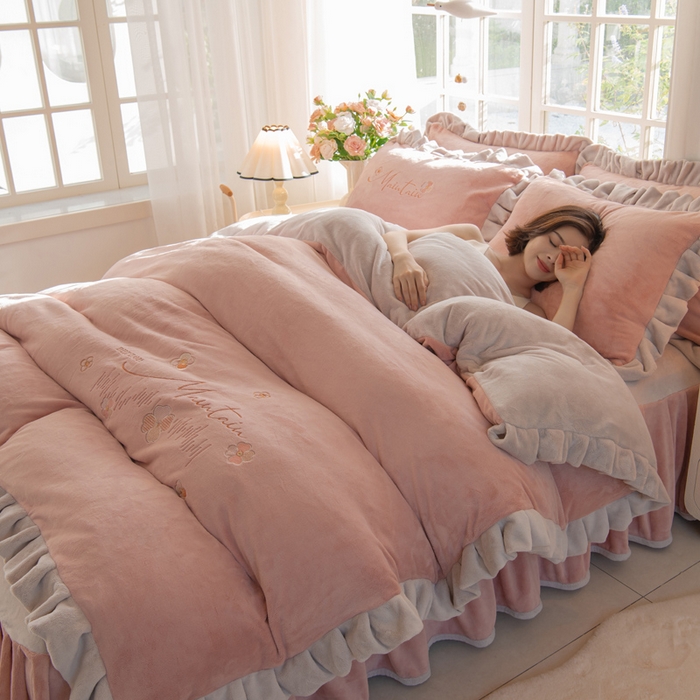 91家纺网 家纺一手货源 找家纺 （总）鑫喜莱家纺 2025新款刺绣双层花边牛奶绒四件套（注意控价 标准尺寸156元，实际售价不得低于控价的价格)