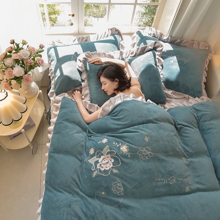 91家纺网 家纺一手货源 找家纺 鑫喜莱家纺 2025新款刺绣双层花边牛奶绒四件套（注意控价 标准尺寸156元，实际售价不得低于控价的价格) 花韵-宾利蓝