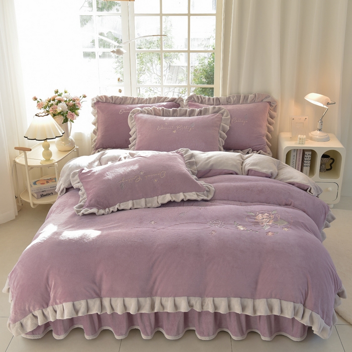 91家纺网 家纺一手货源 找家纺 鑫喜莱家纺 2025新款刺绣双层花边牛奶绒四件套（注意控价 标准尺寸156元，实际售价不得低于控价的价格) 花韵-丁香紫