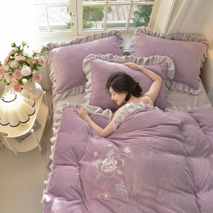 91家纺网 家纺一手货源 找家纺 鑫喜莱家纺 2025新款刺绣双层花边牛奶绒四件套（注意控价 标准尺寸156元，实际售价不得低于控价的价格) 花韵-丁香紫