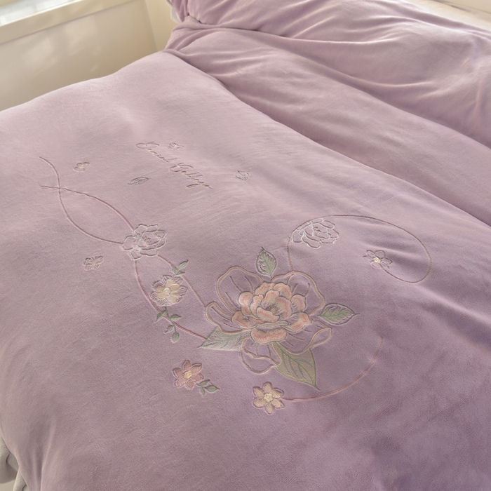 91家纺网 家纺一手货源 找家纺 鑫喜莱家纺 2025新款刺绣双层花边牛奶绒四件套（注意控价 标准尺寸156元，实际售价不得低于控价的价格) 花韵-丁香紫