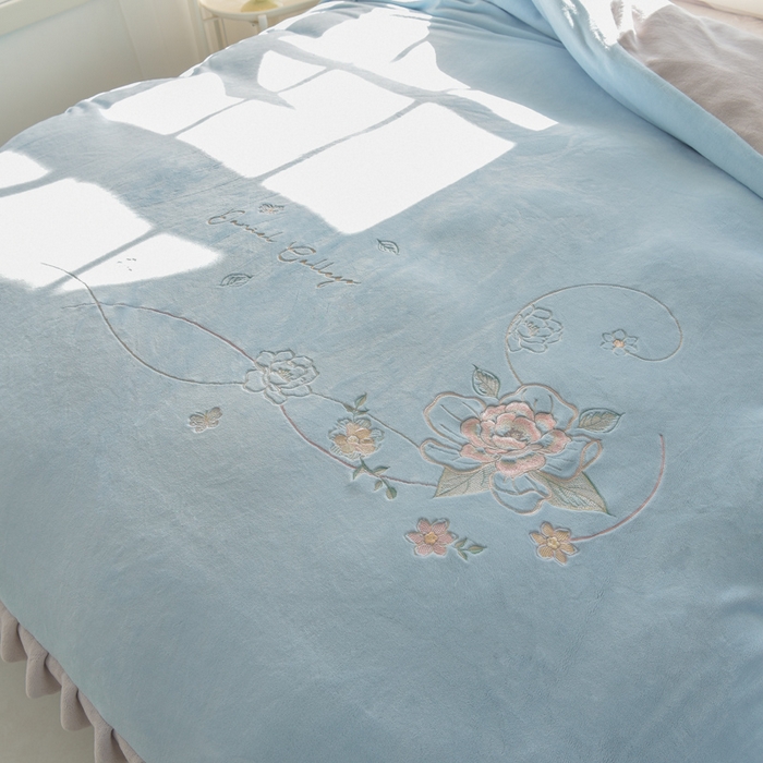 91家纺网 家纺一手货源 找家纺 鑫喜莱家纺 2025新款刺绣双层花边牛奶绒四件套（注意控价 标准尺寸156元，实际售价不得低于控价的价格) 花韵-天蓝