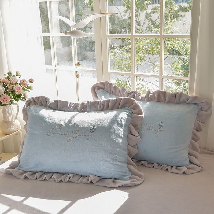 91家纺网 家纺一手货源 找家纺 鑫喜莱家纺 2025新款刺绣双层花边牛奶绒四件套（注意控价 标准尺寸156元，实际售价不得低于控价的价格) 花韵-天蓝