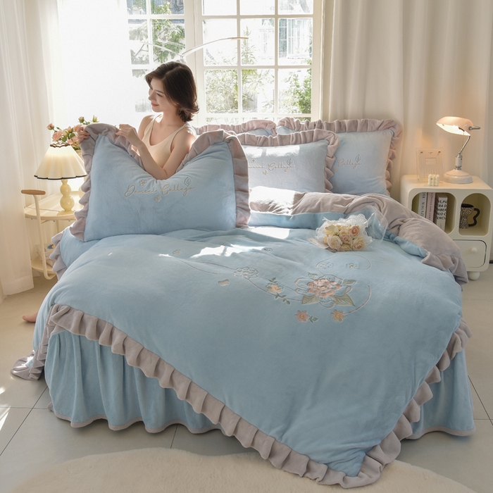 91家纺网 家纺一手货源 找家纺 鑫喜莱家纺 2025新款刺绣双层花边牛奶绒四件套（注意控价 标准尺寸156元，实际售价不得低于控价的价格) 花韵-天蓝