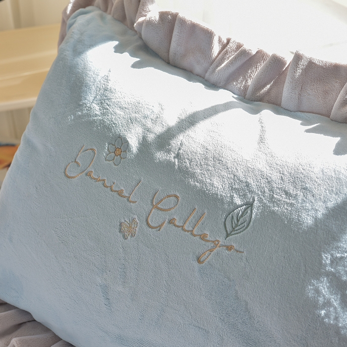 91家纺网 家纺一手货源 找家纺 鑫喜莱家纺 2025新款刺绣双层花边牛奶绒四件套（注意控价 标准尺寸156元，实际售价不得低于控价的价格) 花韵-天蓝