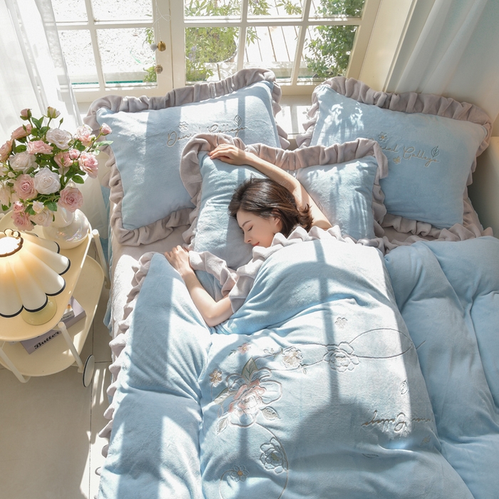 91家纺网 家纺一手货源 找家纺 鑫喜莱家纺 2025新款刺绣双层花边牛奶绒四件套（注意控价 标准尺寸156元，实际售价不得低于控价的价格) 花韵-天蓝