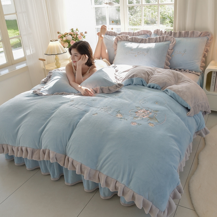 91家纺网 家纺一手货源 找家纺 鑫喜莱家纺 2025新款刺绣双层花边牛奶绒四件套（注意控价 标准尺寸156元，实际售价不得低于控价的价格) 花韵-天蓝