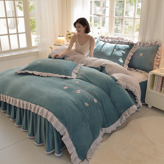 91家纺网 家纺一手货源 找家纺 鑫喜莱家纺 2025新款刺绣双层花边牛奶绒四件套（注意控价 标准尺寸156元，实际售价不得低于控价的价格) 清雅-宾利蓝