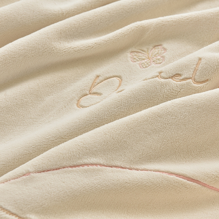 91家纺网 家纺一手货源 找家纺 （总）鑫喜莱家纺 2025新款刺绣双层花边牛奶绒四件套（注意控价 标准尺寸156元，实际售价不得低于控价的价格)