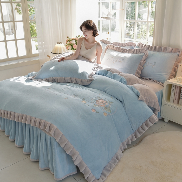 91家纺网 家纺一手货源 找家纺 鑫喜莱家纺 2025新款刺绣双层花边牛奶绒四件套（注意控价 标准尺寸156元，实际售价不得低于控价的价格) 花韵-天蓝