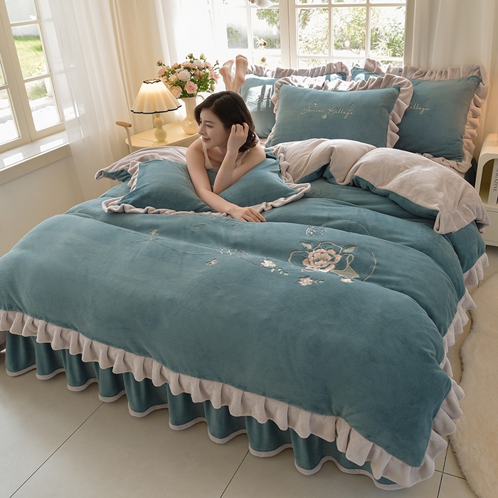 91家纺网 家纺一手货源 找家纺 鑫喜莱家纺 2025新款刺绣双层花边牛奶绒四件套（注意控价 标准尺寸156元，实际售价不得低于控价的价格) 花韵-宾利蓝