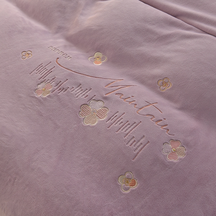 91家纺网 家纺一手货源 找家纺 鑫喜莱家纺 2025新款刺绣双层花边牛奶绒四件套（注意控价 标准尺寸156元，实际售价不得低于控价的价格) 清雅-丁香紫