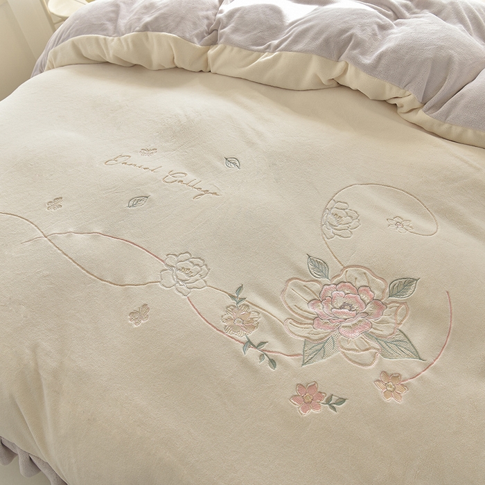 91家纺网 家纺一手货源 找家纺 鑫喜莱家纺 2025新款刺绣双层花边牛奶绒四件套（注意控价 标准尺寸156元，实际售价不得低于控价的价格) 花韵奶白