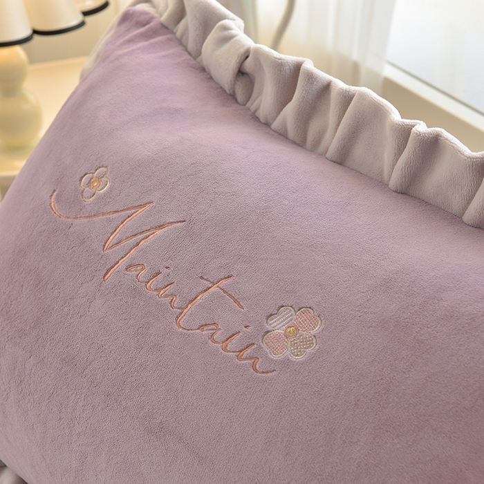 91家纺网 家纺一手货源 找家纺 鑫喜莱家纺 2025新款刺绣双层花边牛奶绒四件套（注意控价 标准尺寸156元，实际售价不得低于控价的价格) 清雅-丁香紫