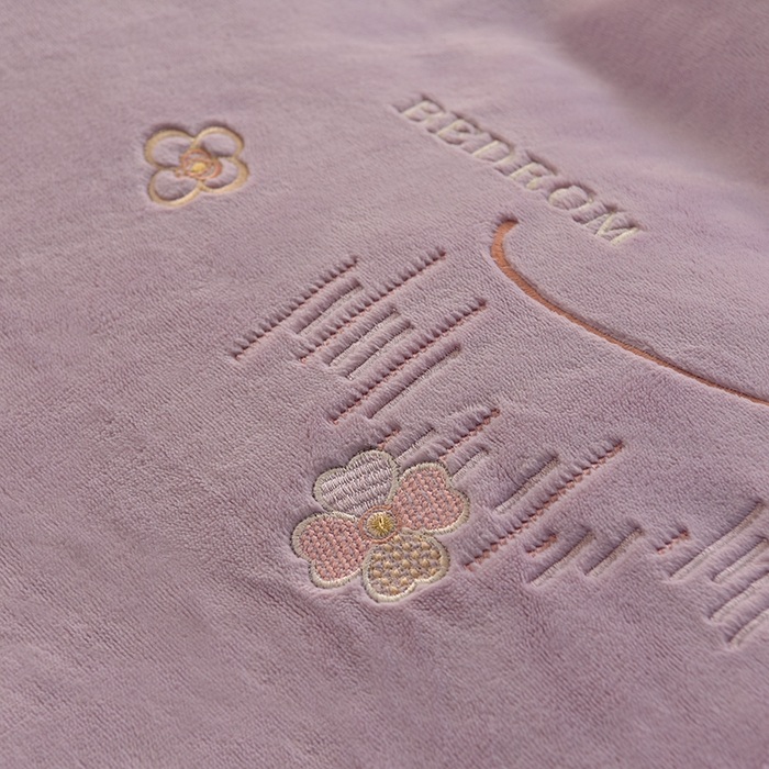 91家纺网 家纺一手货源 找家纺 鑫喜莱家纺 2025新款刺绣双层花边牛奶绒四件套（注意控价 标准尺寸156元，实际售价不得低于控价的价格) 清雅-丁香紫