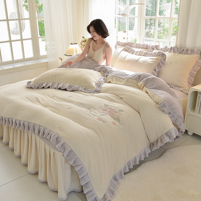 91家纺网 家纺一手货源 找家纺 鑫喜莱家纺 2025新款刺绣双层花边牛奶绒四件套（注意控价 标准尺寸156元，实际售价不得低于控价的价格) 花韵奶白