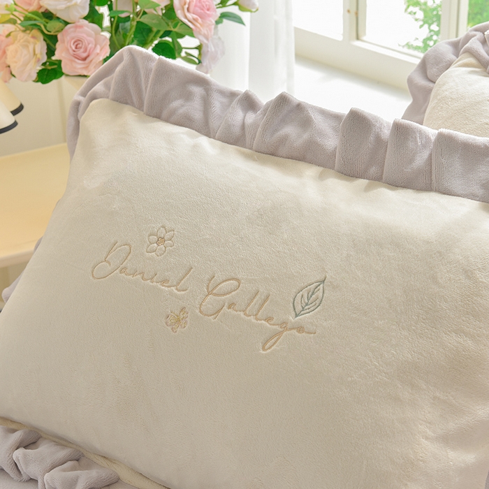 91家纺网 家纺一手货源 找家纺 鑫喜莱家纺 2025新款刺绣双层花边牛奶绒四件套（注意控价 标准尺寸156元，实际售价不得低于控价的价格) 花韵奶白