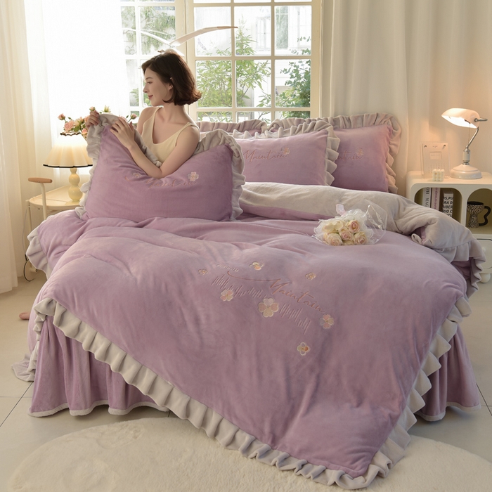 91家纺网 家纺一手货源 找家纺 鑫喜莱家纺 2025新款刺绣双层花边牛奶绒四件套（注意控价 标准尺寸156元，实际售价不得低于控价的价格) 清雅-丁香紫