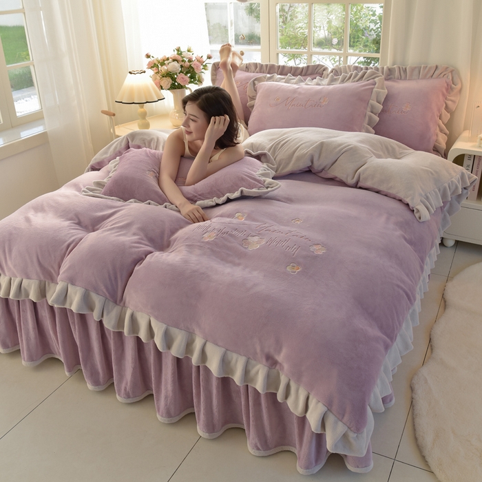 91家纺网 家纺一手货源 找家纺 鑫喜莱家纺 2025新款刺绣双层花边牛奶绒四件套（注意控价 标准尺寸156元，实际售价不得低于控价的价格) 清雅-丁香紫