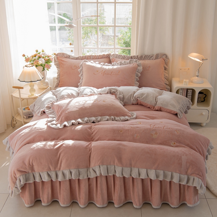 91家纺网 家纺一手货源 找家纺 鑫喜莱家纺 2025新款刺绣双层花边牛奶绒四件套（注意控价 标准尺寸156元，实际售价不得低于控价的价格) 清雅-藕粉