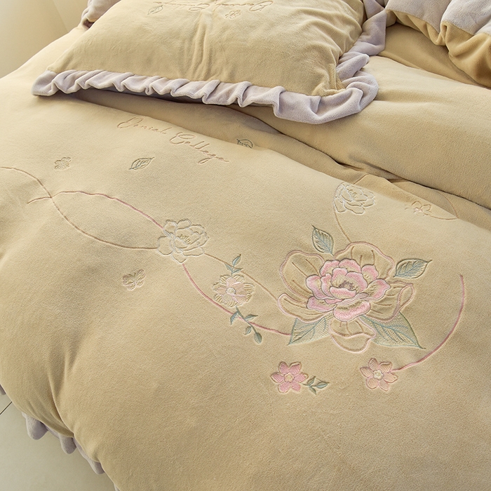 91家纺网 家纺一手货源 找家纺 鑫喜莱家纺 2025新款刺绣双层花边牛奶绒四件套（注意控价 标准尺寸156元，实际售价不得低于控价的价格) 花韵-浅米灰