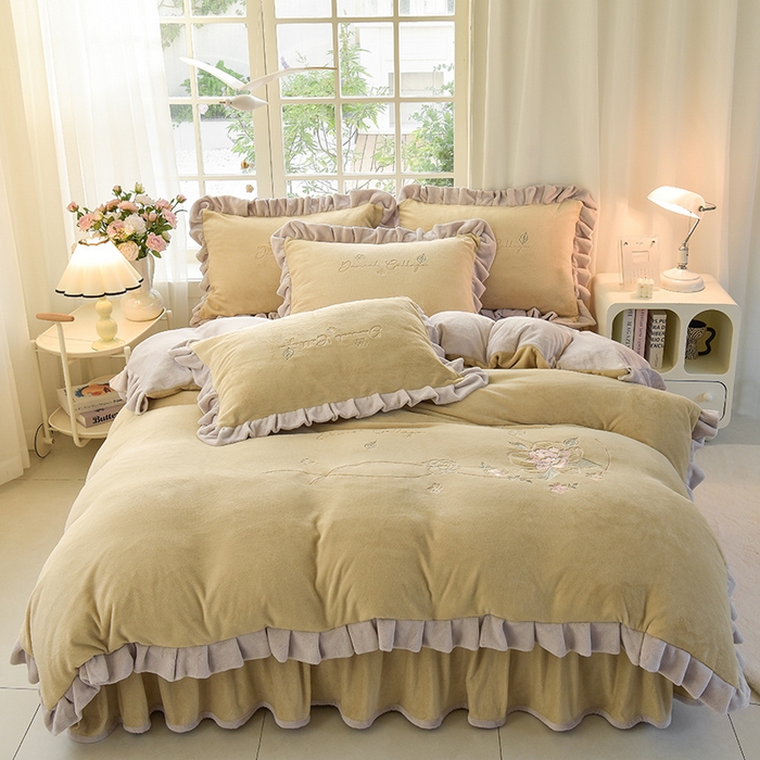 91家纺网 家纺一手货源 找家纺 鑫喜莱家纺 2025新款刺绣双层花边牛奶绒四件套（注意控价 标准尺寸156元，实际售价不得低于控价的价格) 花韵-浅米灰