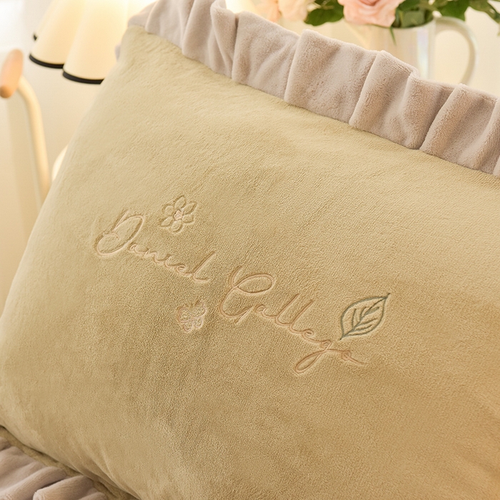 91家纺网 家纺一手货源 找家纺 鑫喜莱家纺 2025新款刺绣双层花边牛奶绒四件套（注意控价 标准尺寸156元，实际售价不得低于控价的价格) 花韵-浅米灰