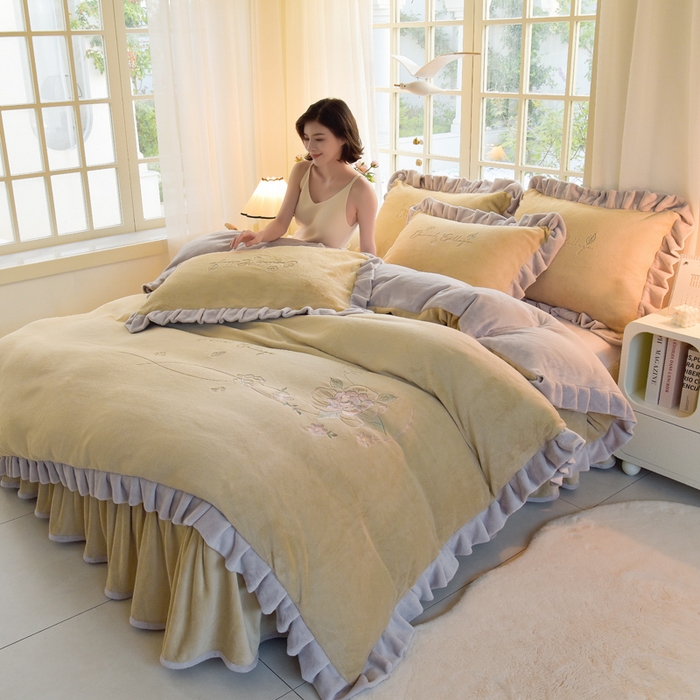 91家纺网 家纺一手货源 找家纺 鑫喜莱家纺 2025新款刺绣双层花边牛奶绒四件套（注意控价 标准尺寸156元，实际售价不得低于控价的价格) 花韵-浅米灰