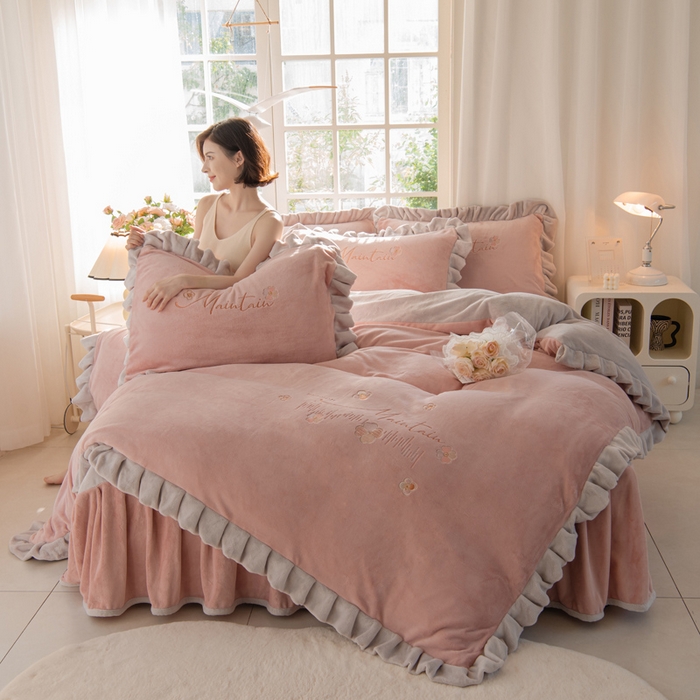 91家纺网 家纺一手货源 找家纺 鑫喜莱家纺 2025新款刺绣双层花边牛奶绒四件套（注意控价 标准尺寸156元，实际售价不得低于控价的价格) 清雅-藕粉