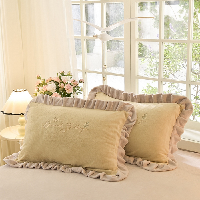 91家纺网 家纺一手货源 找家纺 鑫喜莱家纺 2025新款刺绣双层花边牛奶绒四件套（注意控价 标准尺寸156元，实际售价不得低于控价的价格) 花韵-浅米灰