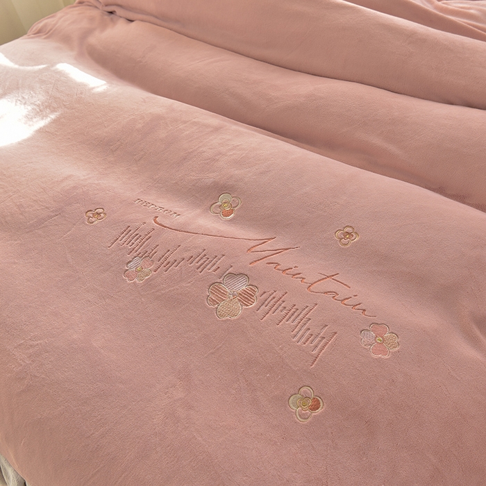 91家纺网 家纺一手货源 找家纺 鑫喜莱家纺 2025新款刺绣双层花边牛奶绒四件套（注意控价 标准尺寸156元，实际售价不得低于控价的价格) 清雅-藕粉