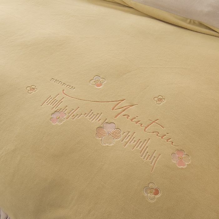 91家纺网 家纺一手货源 找家纺 鑫喜莱家纺 2025新款刺绣双层花边牛奶绒四件套（注意控价 标准尺寸156元，实际售价不得低于控价的价格) 清雅-浅米灰