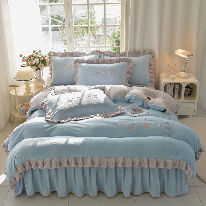91家纺网 家纺一手货源 找家纺 鑫喜莱家纺 2025新款刺绣双层花边牛奶绒四件套（注意控价 标准尺寸156元，实际售价不得低于控价的价格) 清雅-天蓝