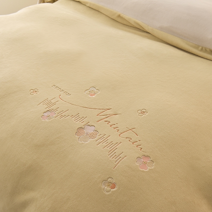 91家纺网 家纺一手货源 找家纺 鑫喜莱家纺 2025新款刺绣双层花边牛奶绒四件套（注意控价 标准尺寸156元，实际售价不得低于控价的价格) 清雅-浅米灰